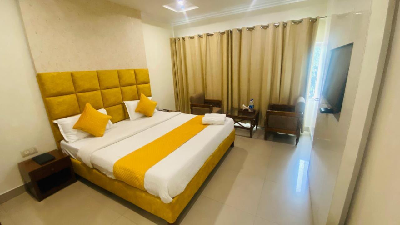 Hotel Landmark Chandīgarh Exterior foto