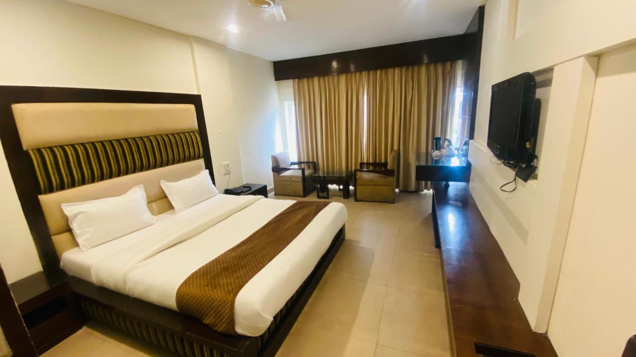 Hotel Landmark Chandīgarh Exterior foto