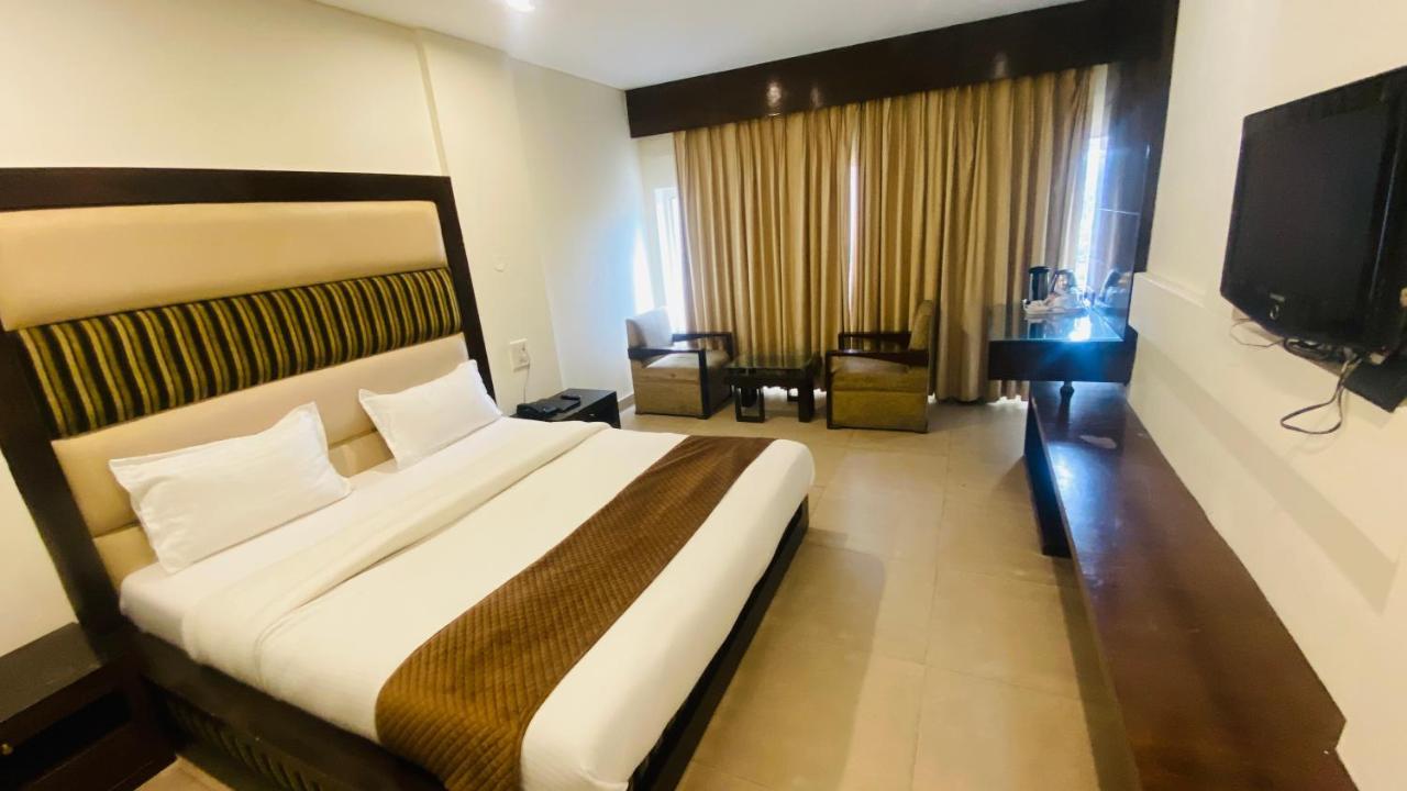 Hotel Landmark Chandīgarh Exterior foto